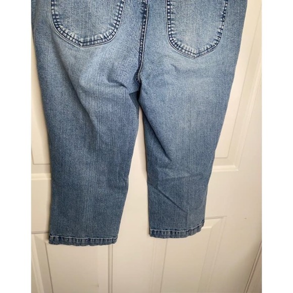 Tommy Hilfiger Capri’s Womens Size 4 Medium Wash Mid Rise - Picture 3 of 5